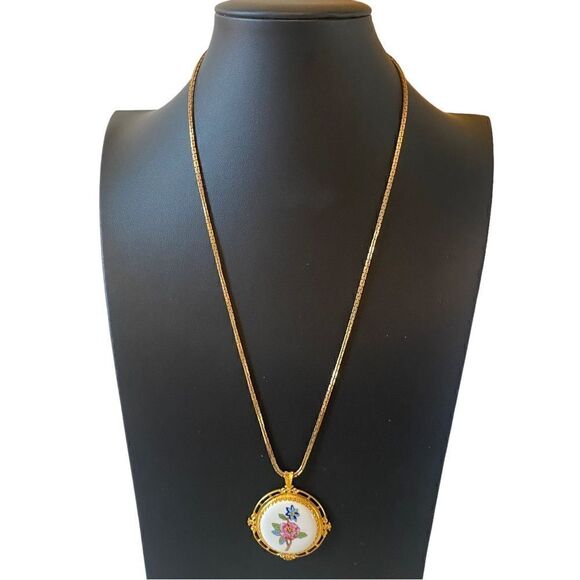 Vintage Aynsley England Hand Painted Porcelain Pendant on Gold Toned Chain. - Picture 2 of 6